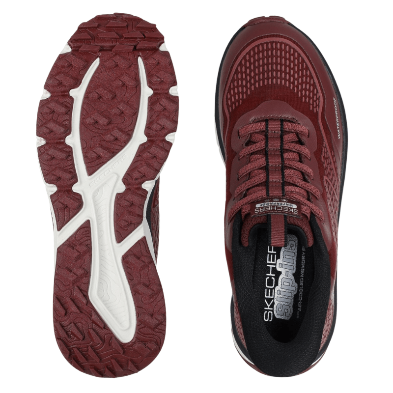 Skechers slip-in damesko sett ovenfra med åpen hæl og en matchende såle med sklisikkert mønster