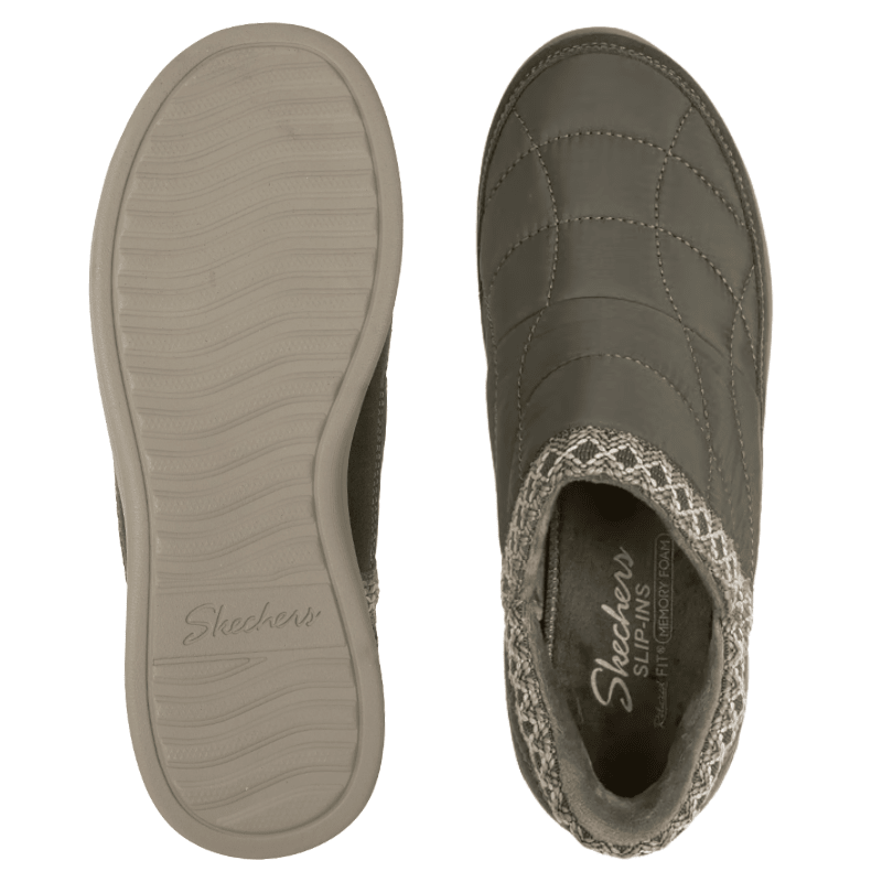 To olivengrønne Skechers damesko sett ovenfra; den ene viser yttersålen, den andre Memory Foam innersålen