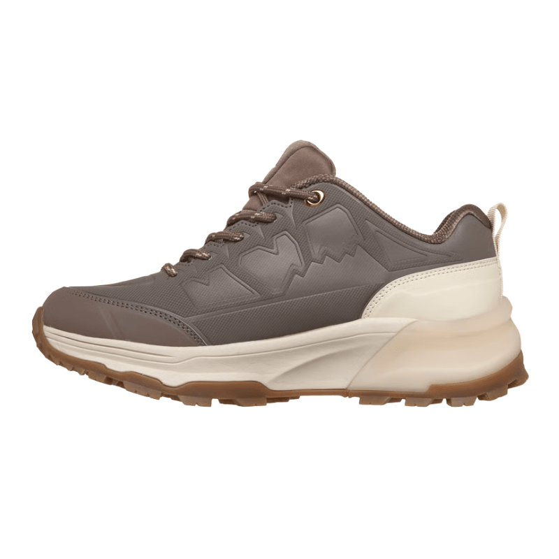 Brun Skechers damesneaker sett fra siden, med elastiske lisser og tykk, lys mellomsåle