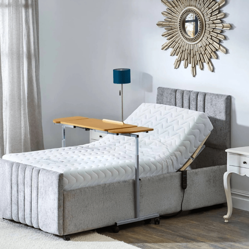 Sengebord med brede ben