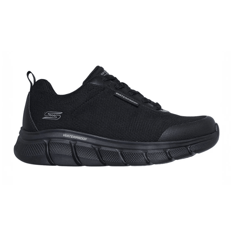 Svart Skechers vanntett herresneaker sett fra siden med lisser og mesh-overdel
