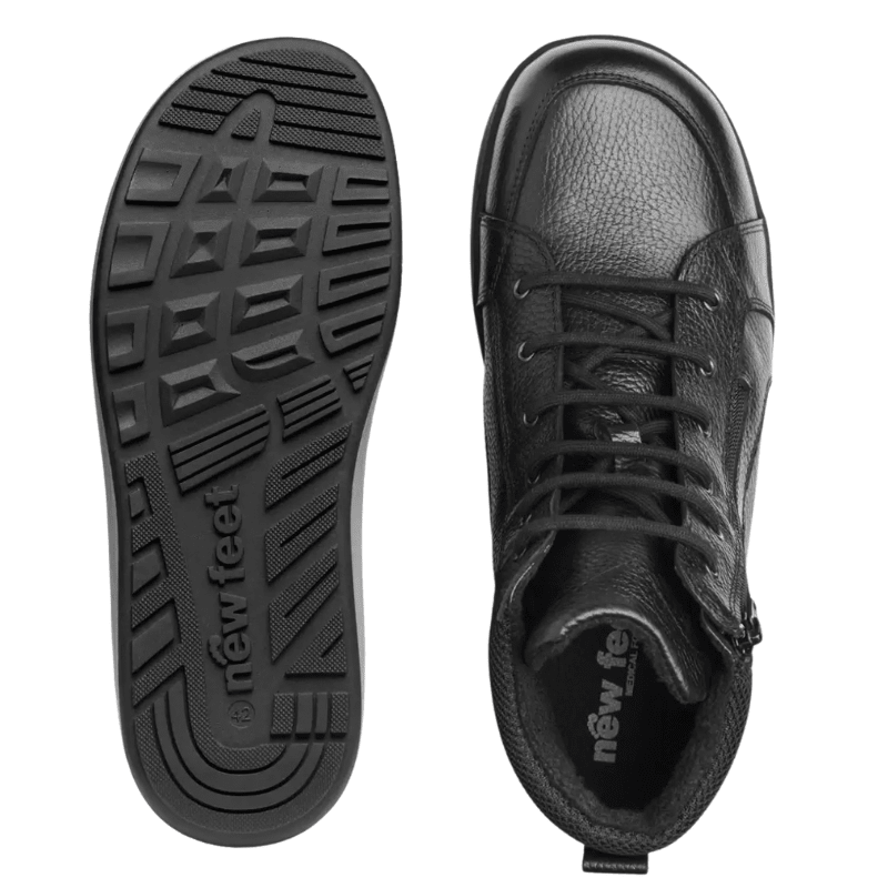 En svart New Feet herrestøvel sett ovenfra og en yttersåle med mønster og "new feet" logo