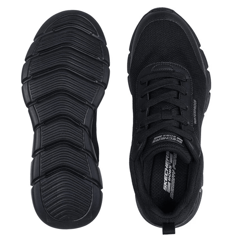 Svart Skechers herresneaker sett ovenfra og en matchende såle med mønster, sett nedenfra
