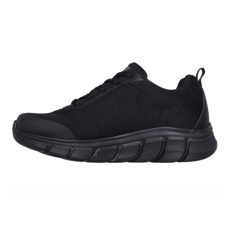 Klassisk svart Skechers herresneaker med lisser og robust såle, sett fra siden