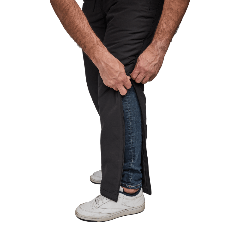 Nærbilde av hender som lyner Dobsom termobukser opp i siden over jeans