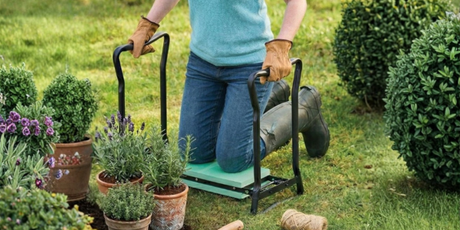 Gode råd til skånsomt havearbejde: Sådan passer du haven uden smerter - Seniorshop