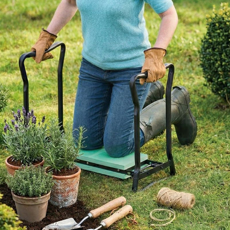 Gode råd til skånsomt havearbejde: Sådan passer du haven uden smerter - Seniorshop