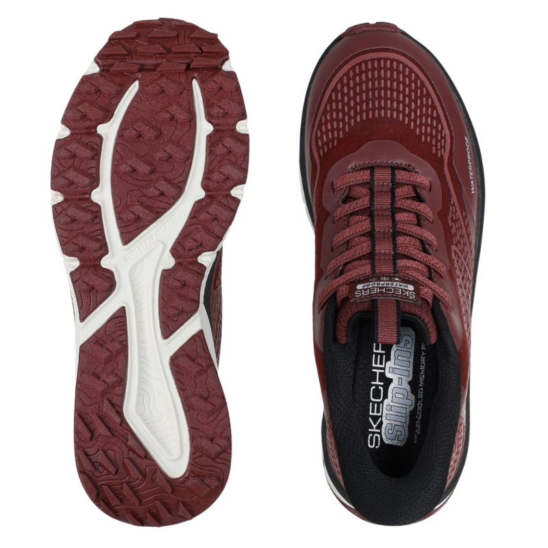 Skechers slip-in damesko sett ovenfra med åpen hæl og en matchende såle med sklisikkert mønster