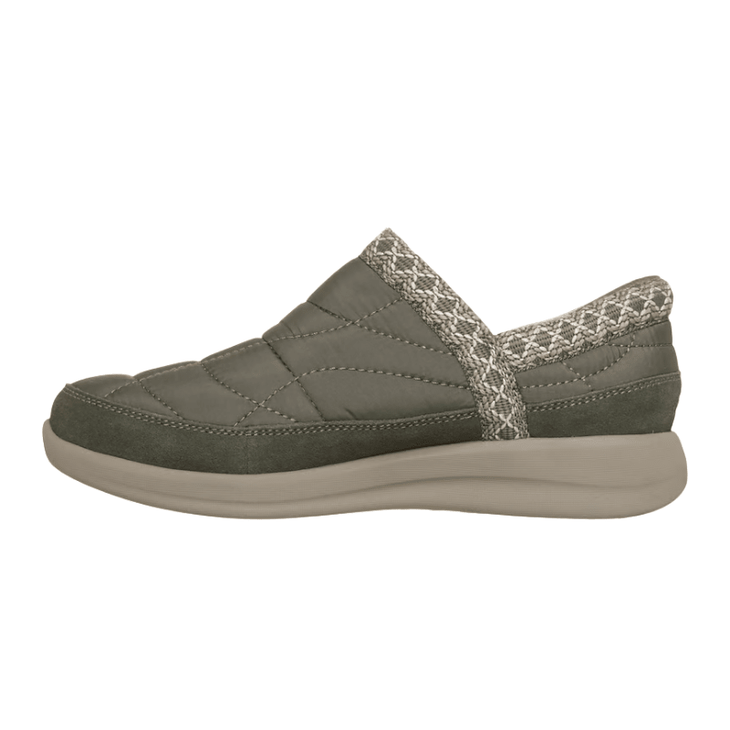 Olivengrønne Skechers damesko sett fra siden, med vattert design og enkel slip-in åpning