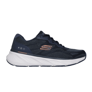 Mørkeblå Skechers vanntett herresneaker sett fra siden med hvit såle og oransje logo