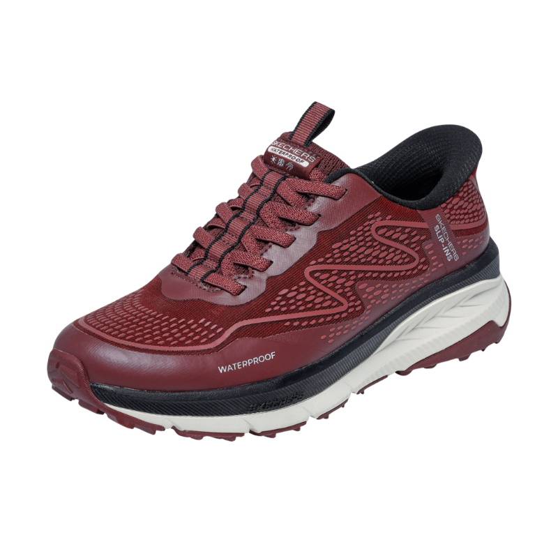 Rød Skechers outdoor damesko sett skrått forfra med elastiske lisser og "WATERPROOF" detalj på siden