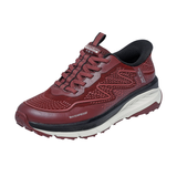 Rød Skechers outdoor damesko sett skrått forfra med elastiske lisser og "WATERPROOF" detalj på siden