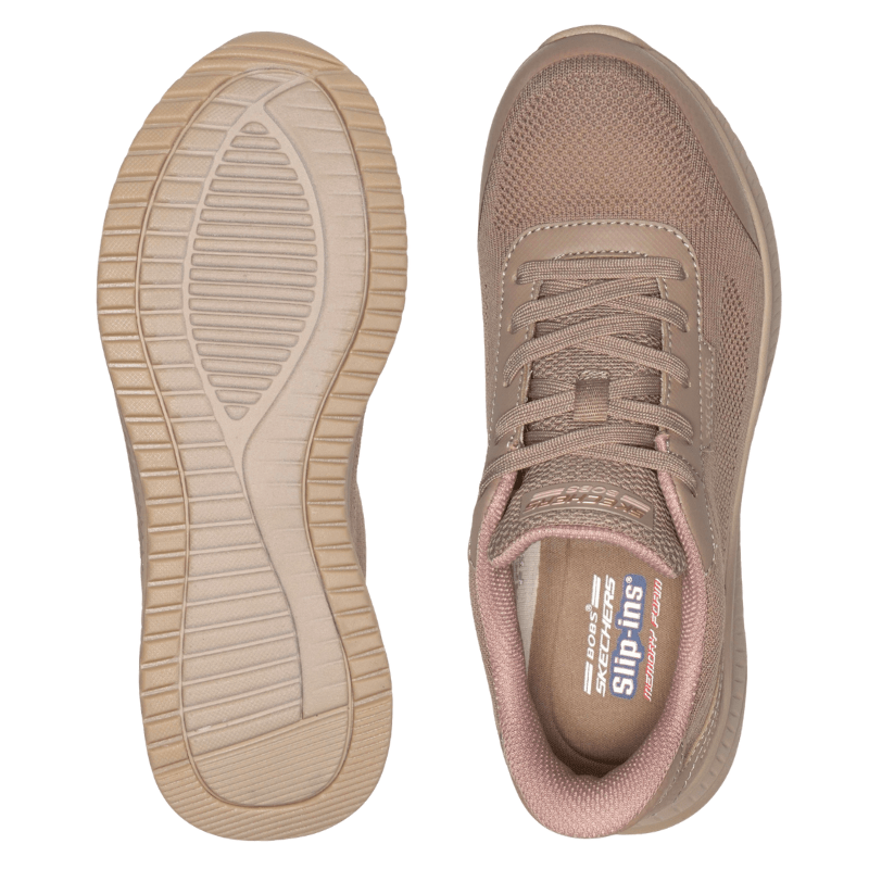 To sandfargede Skechers damesko; den ene viser sålen med mønster, den andre viser innersålen med Slip-ins logo