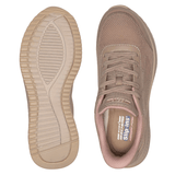 To sandfargede Skechers damesko; den ene viser sålen med mønster, den andre viser innersålen med Slip-ins logo