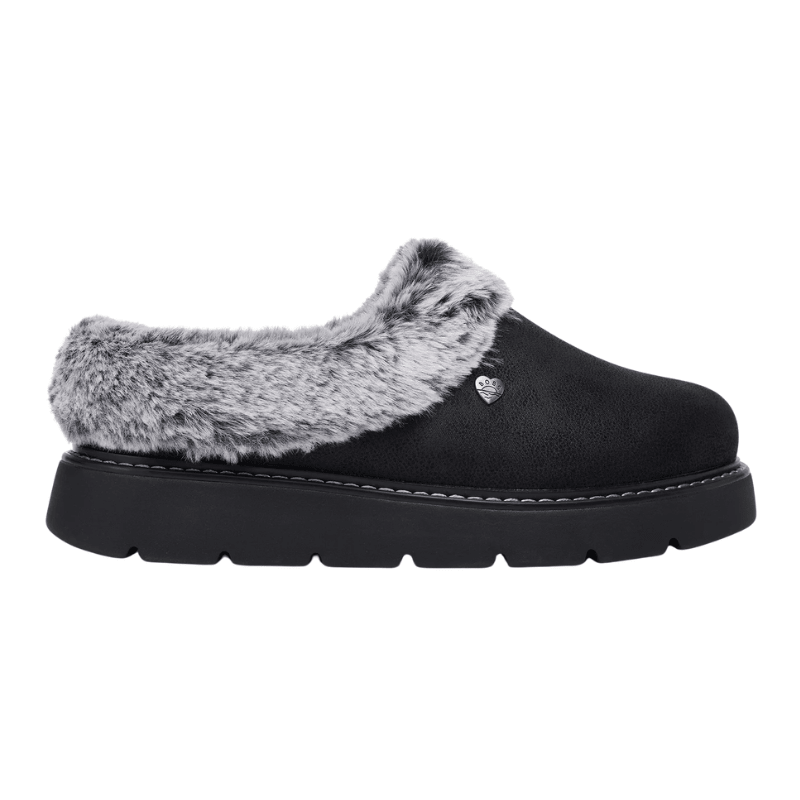 Svart Skechers damehjemmesko i semsket skinn-look med grå fuskepels og tykk såle, sett fra siden