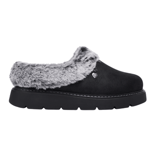 Svart Skechers damehjemmesko i semsket skinn-look med grå fuskepels og tykk såle, sett fra siden