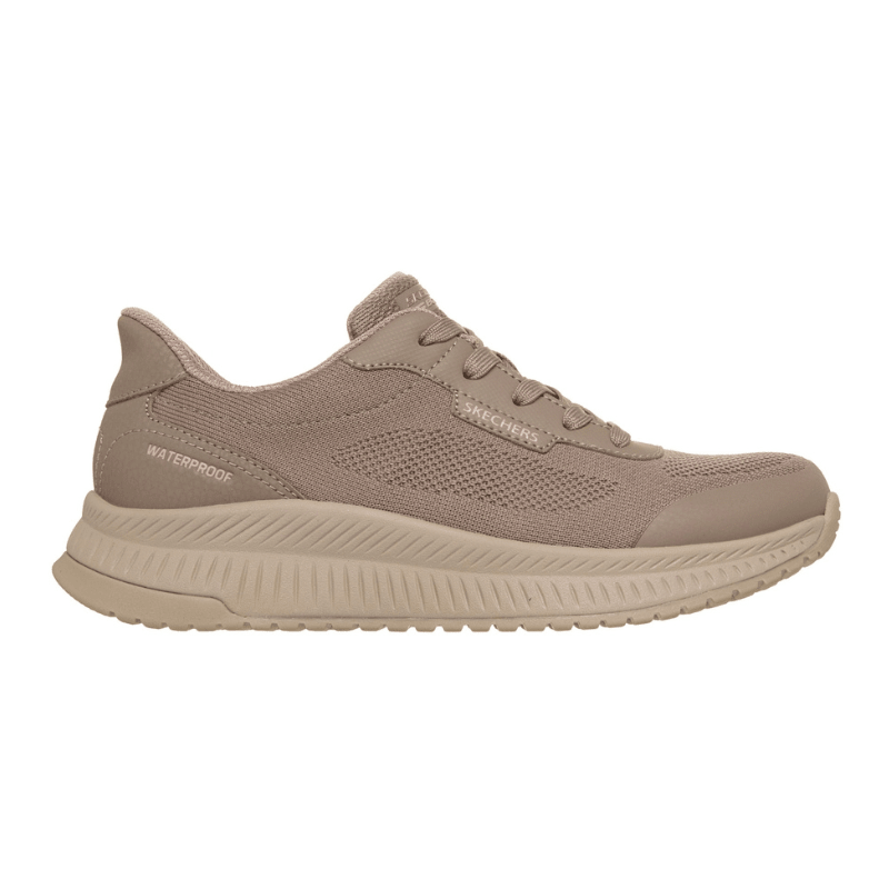 Sandfarget Skechers slip-in outdoor damesko sett fra siden med "Skechers" logo og "Waterproof" tekst