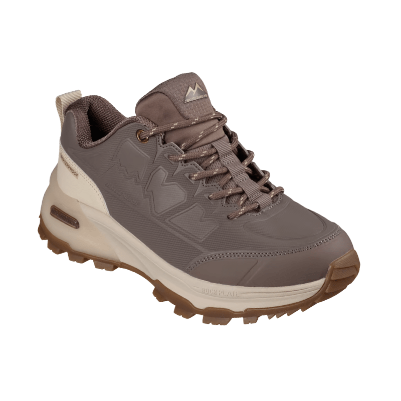 Mokkabrun Skechers tursko for damer, sett skrått forfra med detaljerte lisser og logo på pløsen