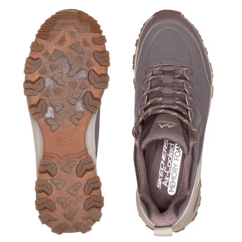 To brune Skechers joggesko sett ovenfra; den ene viser sålemønsteret, den andre innersålen med memory foam