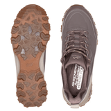 To brune Skechers joggesko sett ovenfra; den ene viser sålemønsteret, den andre innersålen med memory foam