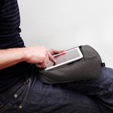 2-i-1 nakkepude og iPad-holder